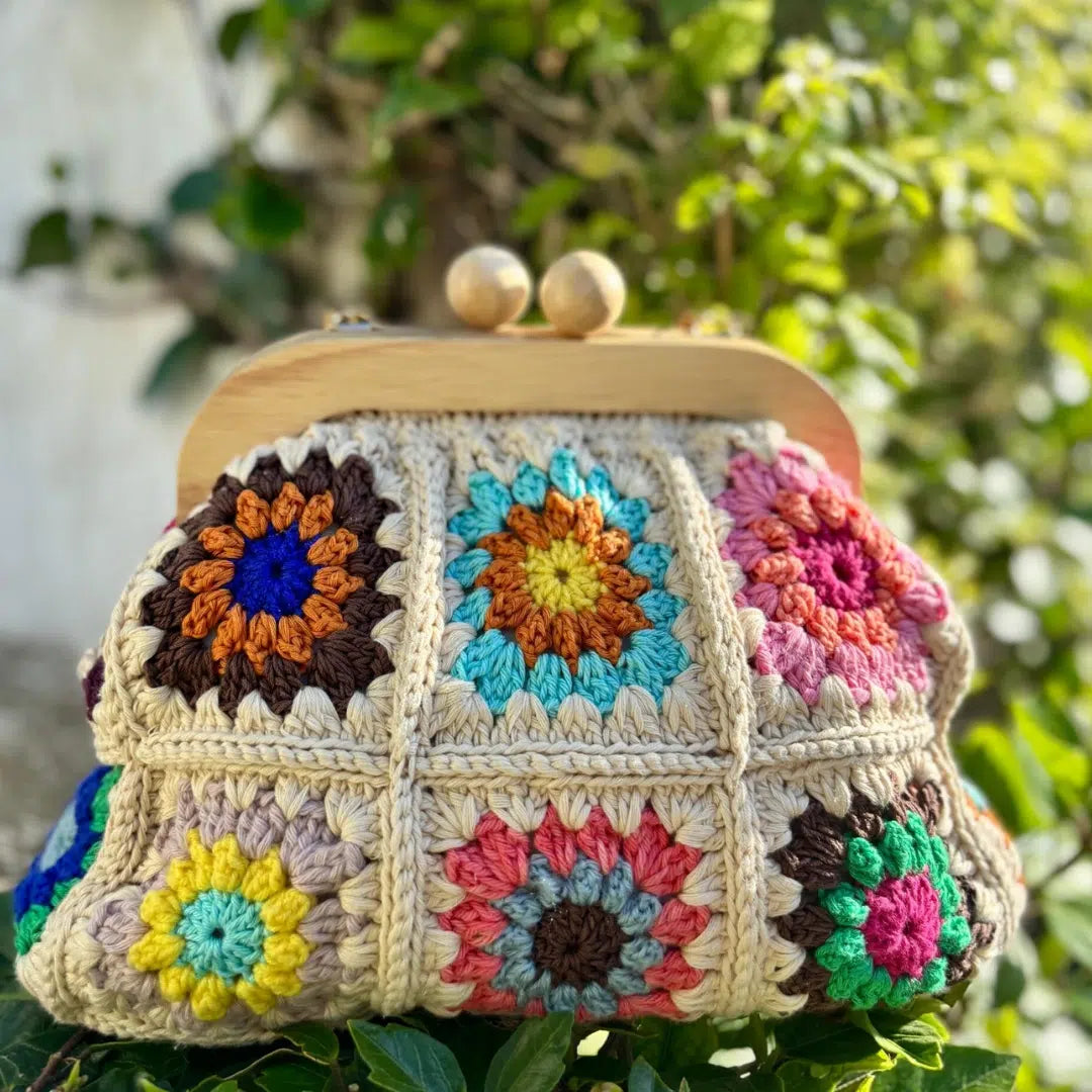sac multicolore en crochet fait main , fermoir bois