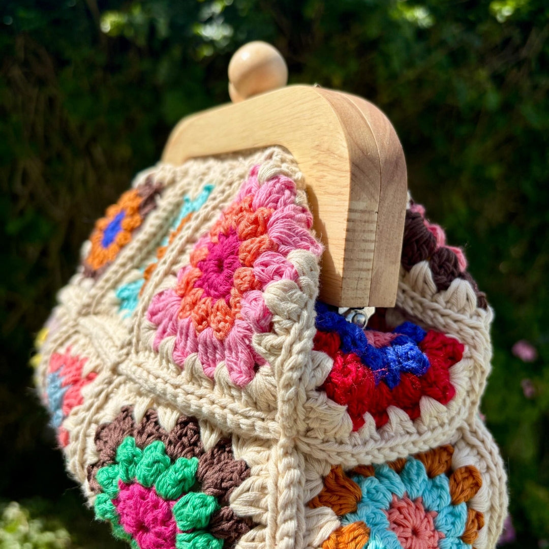 sac multicolore en crochet fait main , fermoir bois
