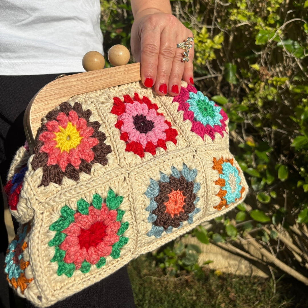 sac multicolore en crochet fait main , fermoir bois