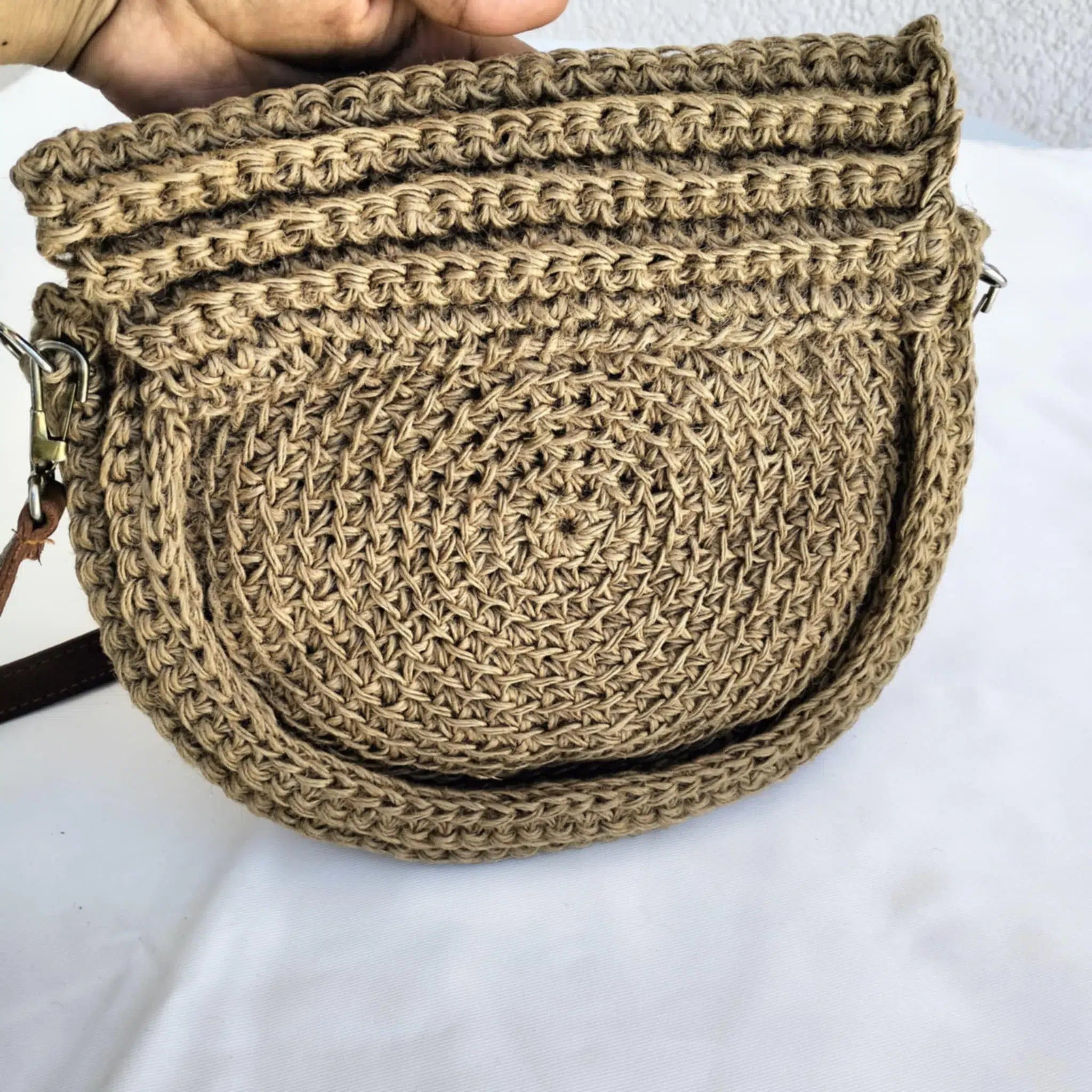 Sac rond beige en crochet en file de jute naturel