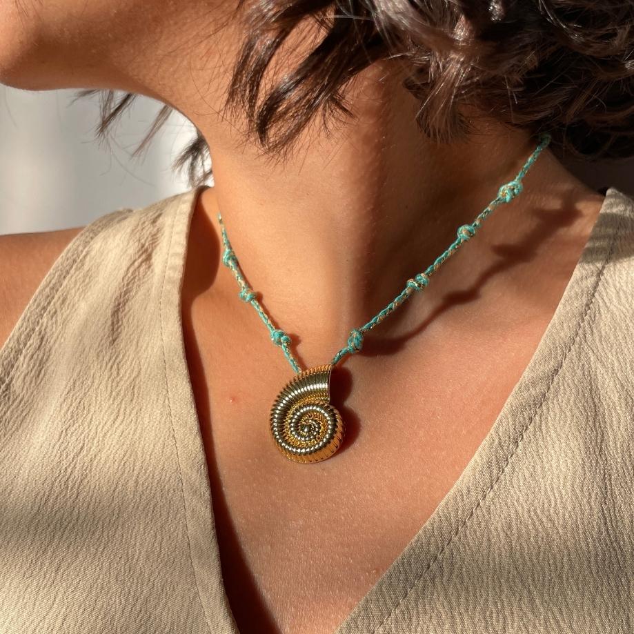 collier coquillage doré artisanal pour un look estival unique