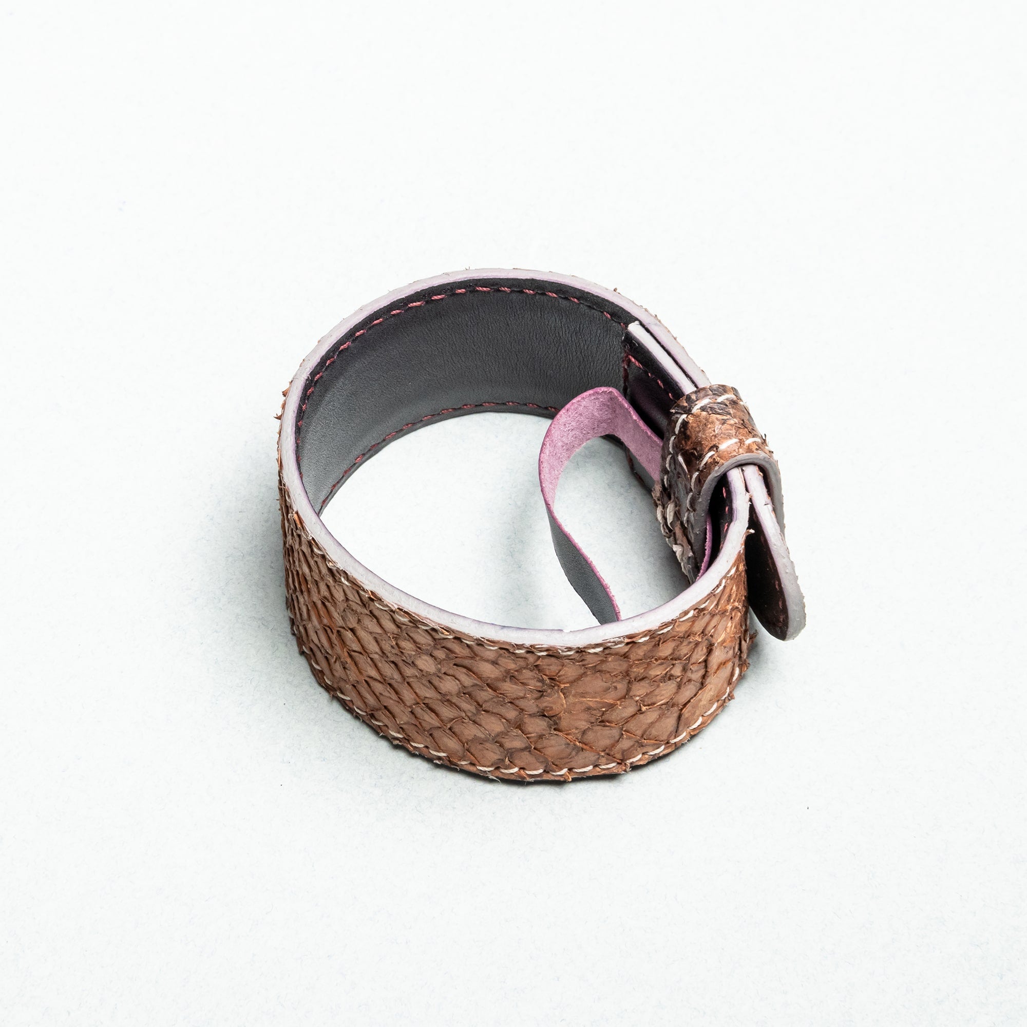 Bracelet en cuir de peau de saumon "Armilla Mimosa". 23 × 2.8 cm