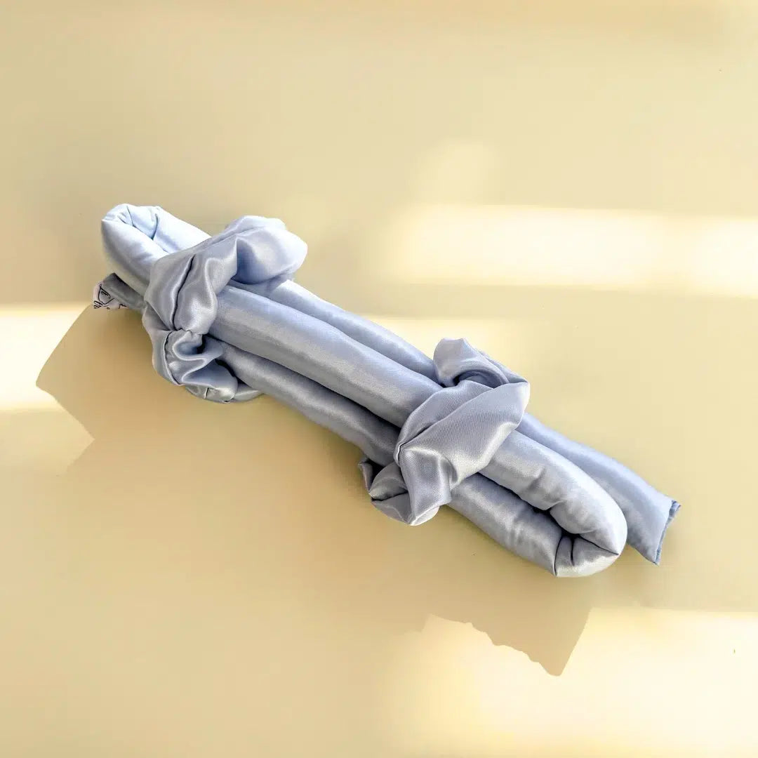 Bandeau Satin Boudin & Chouchous Bleu Ice – Élégance Capillaire