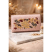 Pochette brodée dorée unique pour un style irrésistible