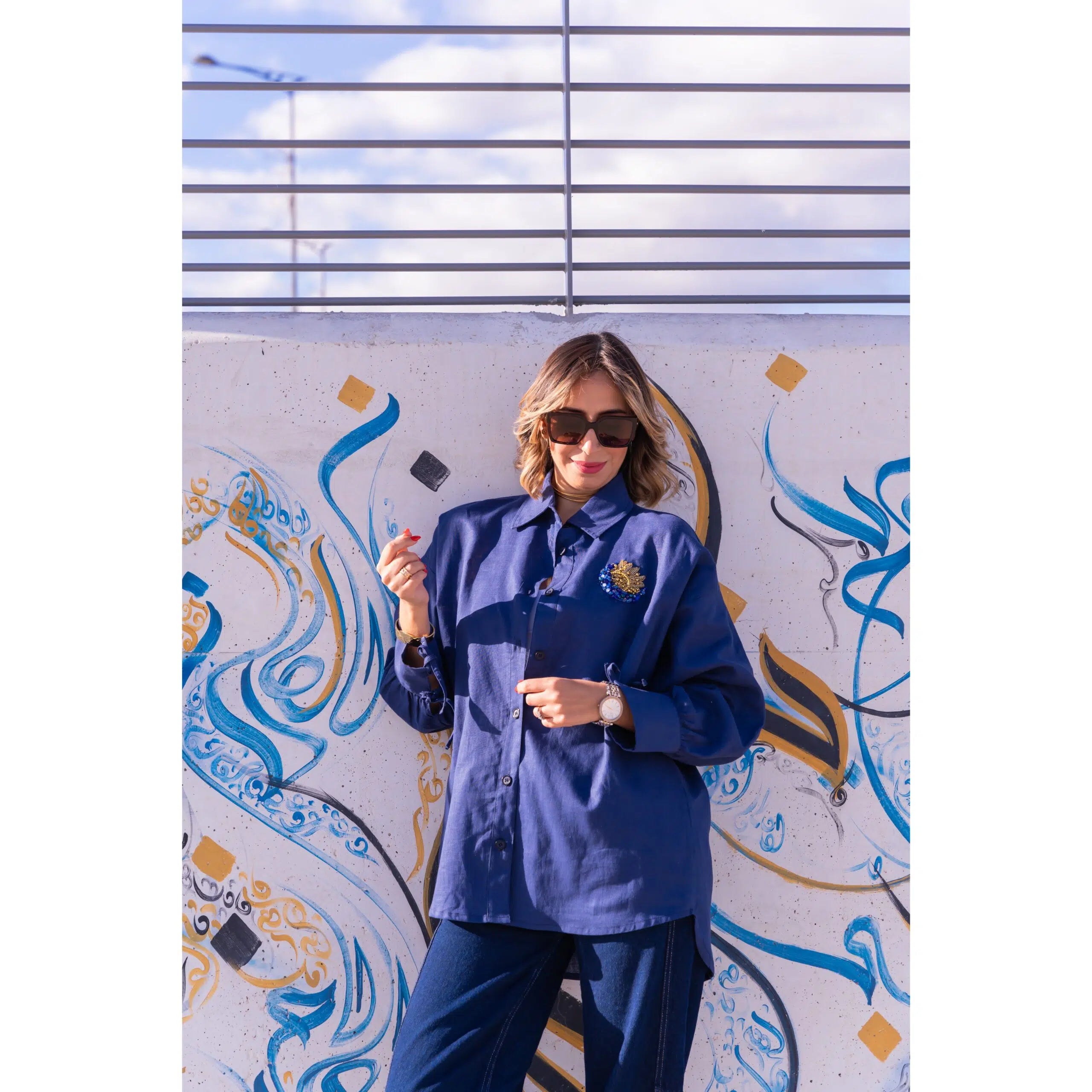 Chemise bleue marine en lin brodée à la main