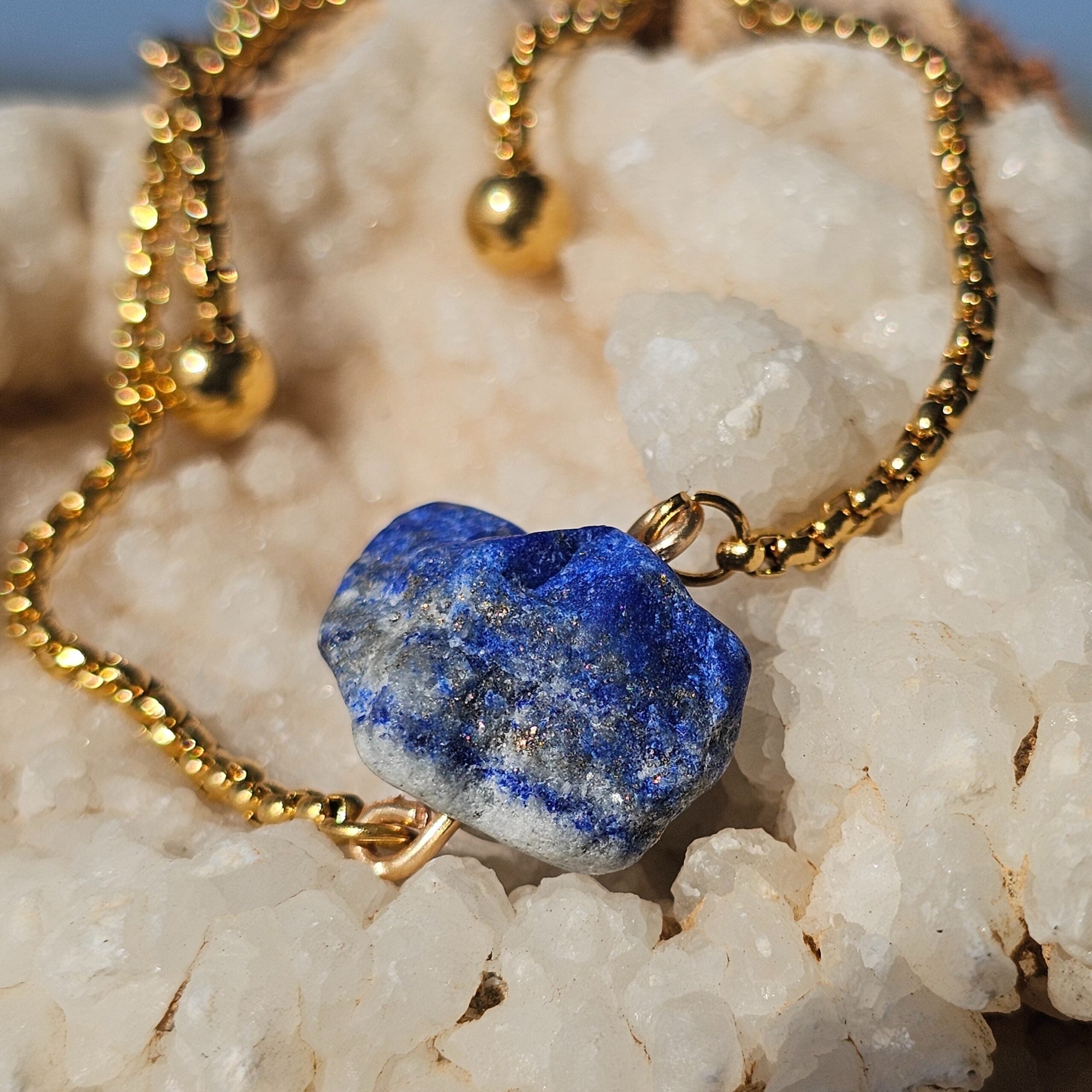Bracelet Doré avec Lapis Lazuli Brut - Élégance et Équilibre