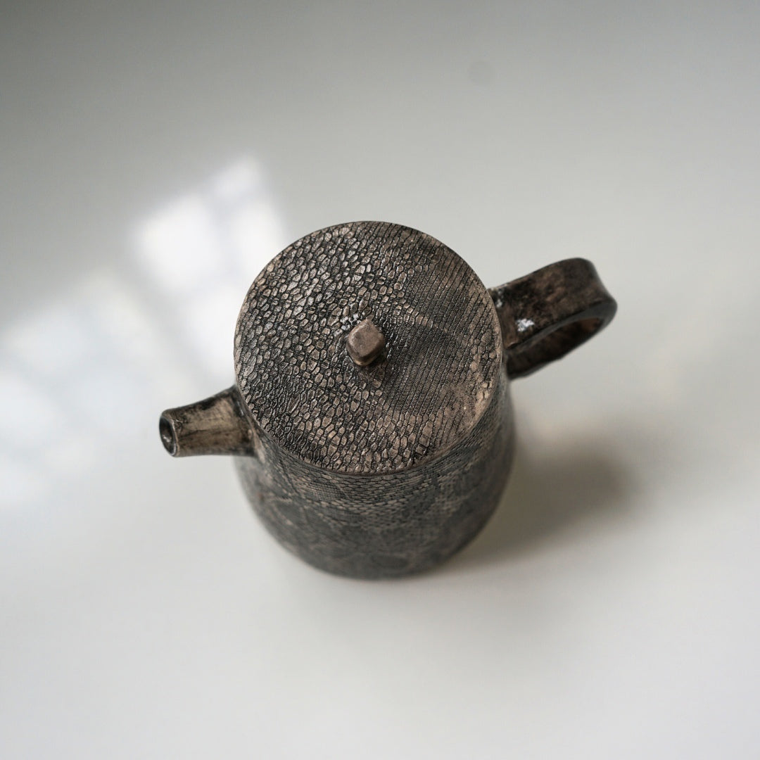 Théière Artisanale en Céramique Marron - Élégance Florale