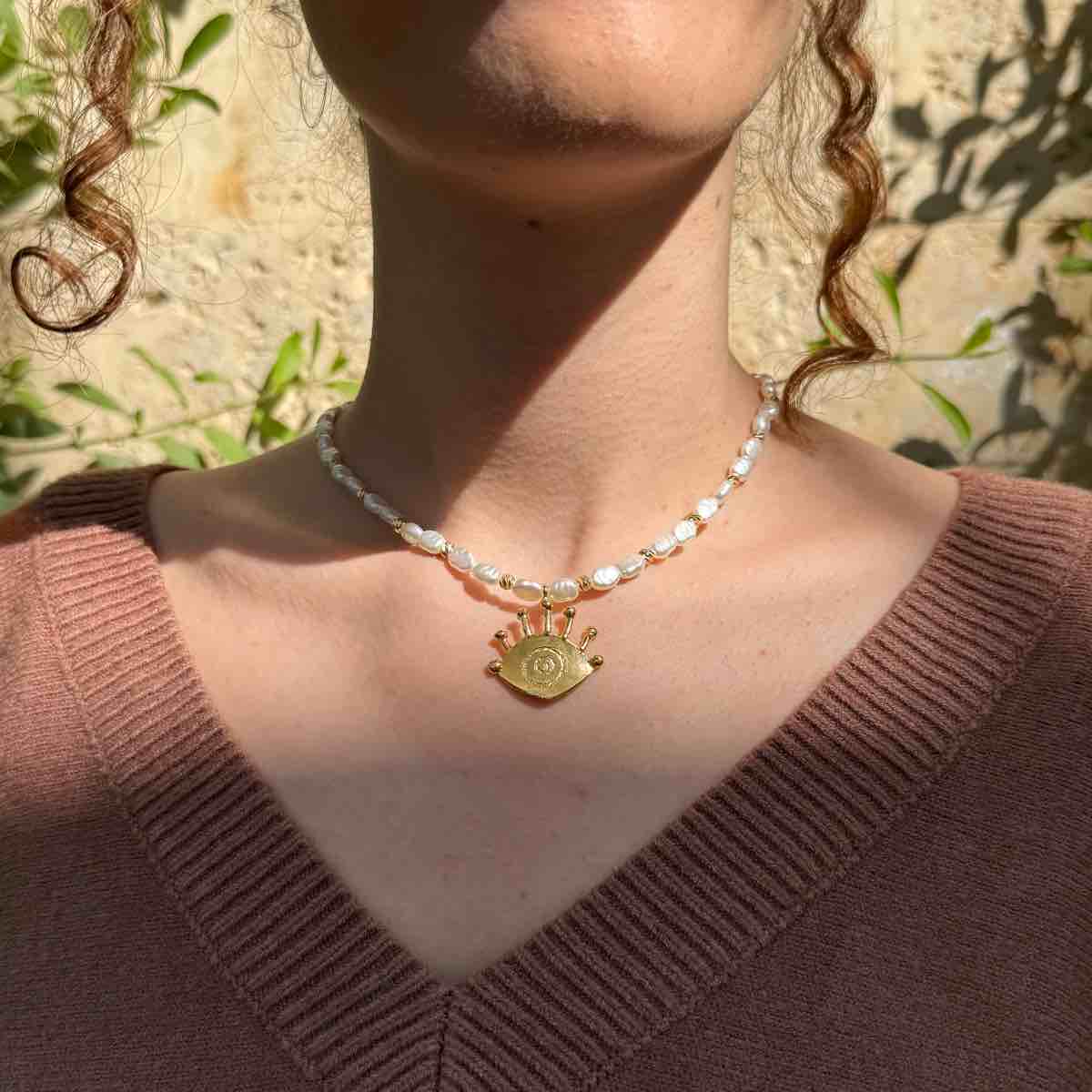 Collier œil en laiton et perle pour un style irrésistible