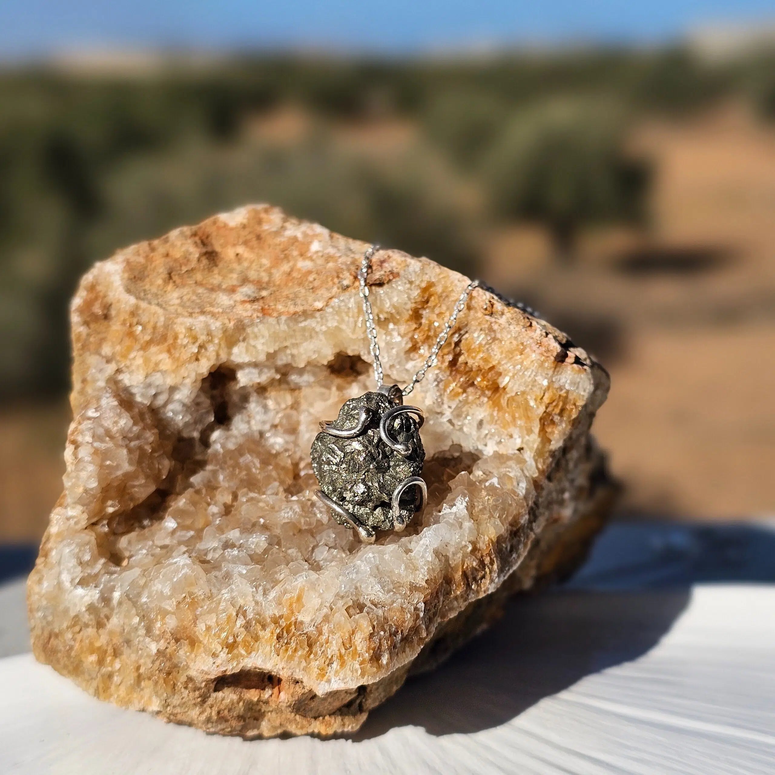 Collier en argent 925 avec pendentif de Pyrite brute entouré de l'argent (45cm)