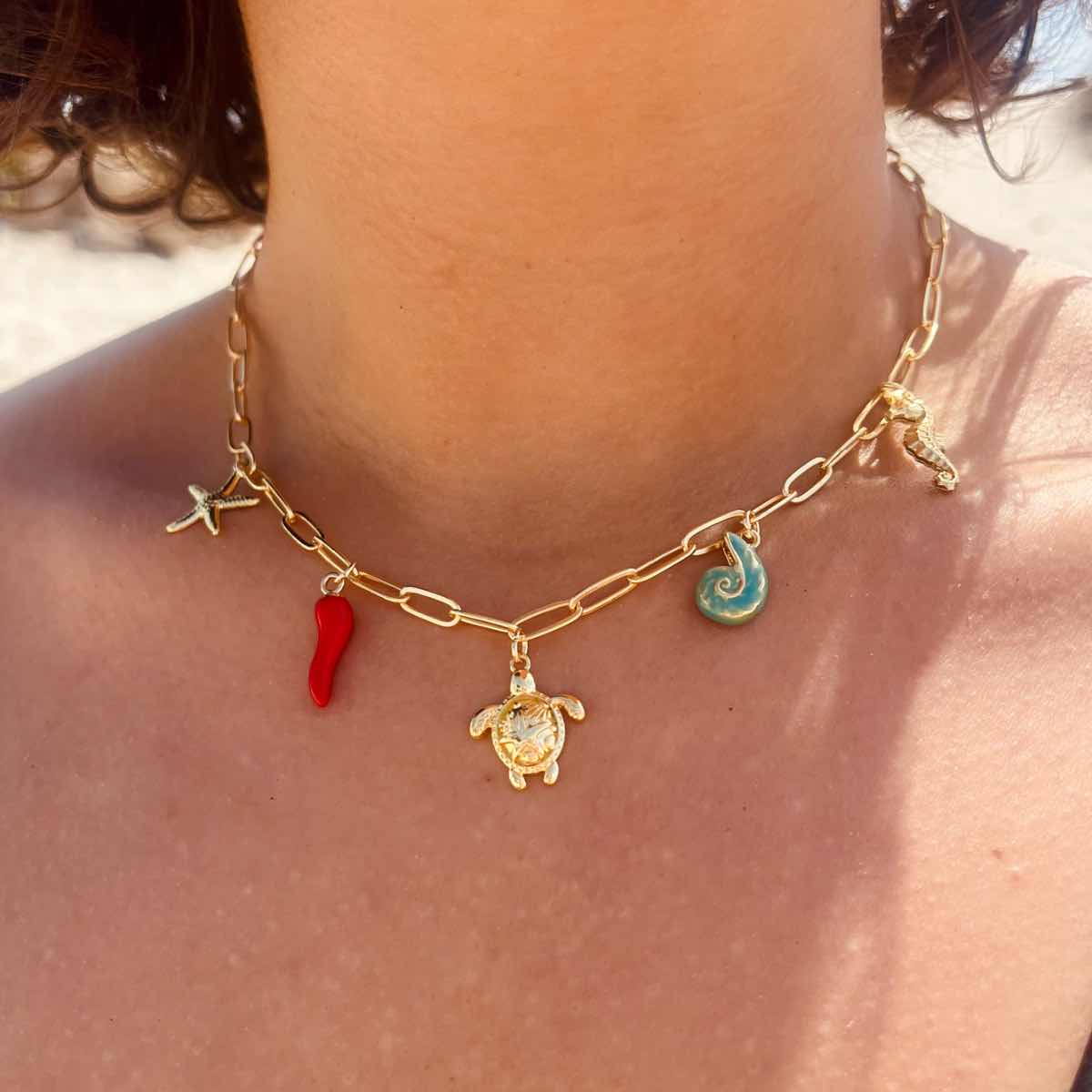 Collier tortue unique avec charmes pour un style irrésistible