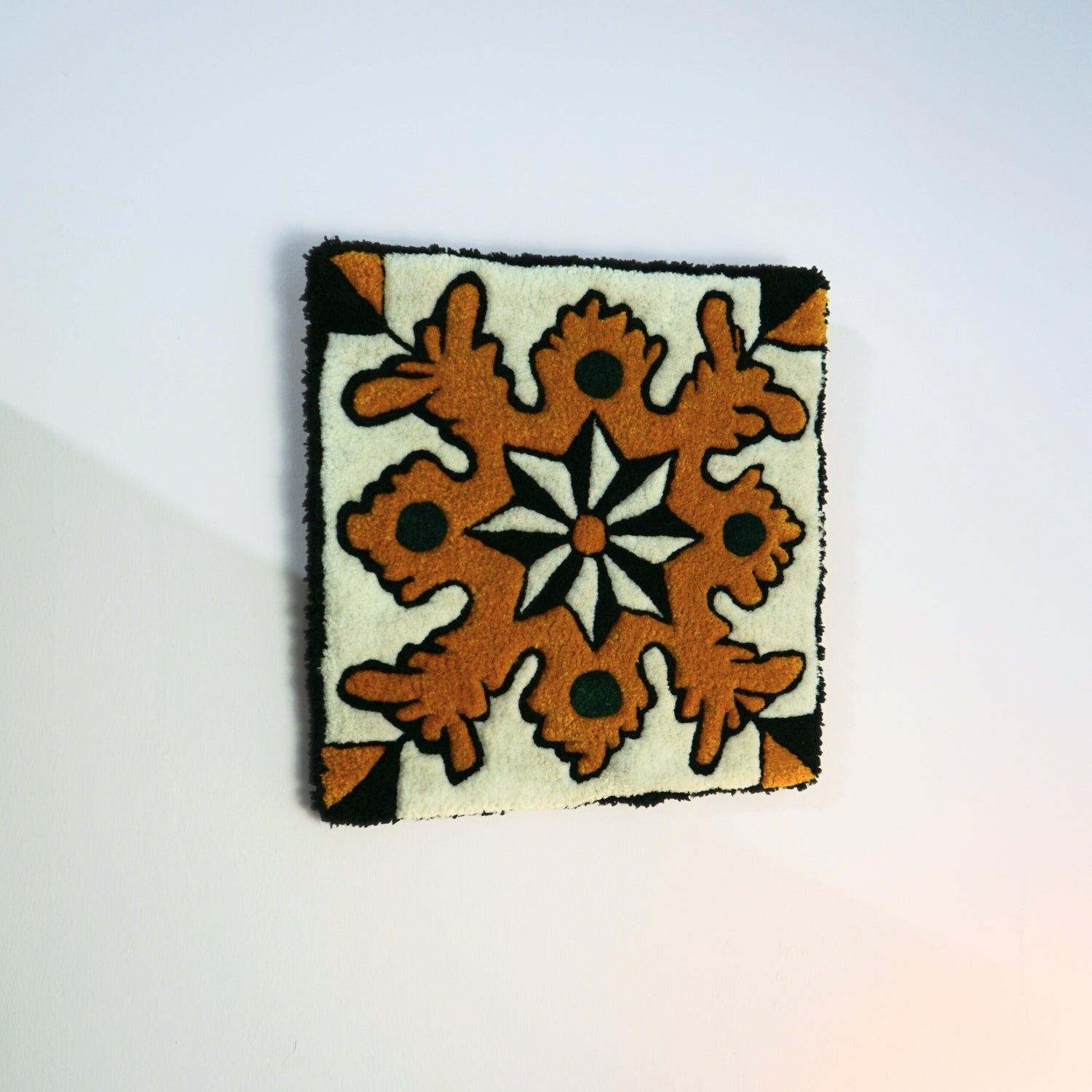Tapis en suspension murale faïence orange
