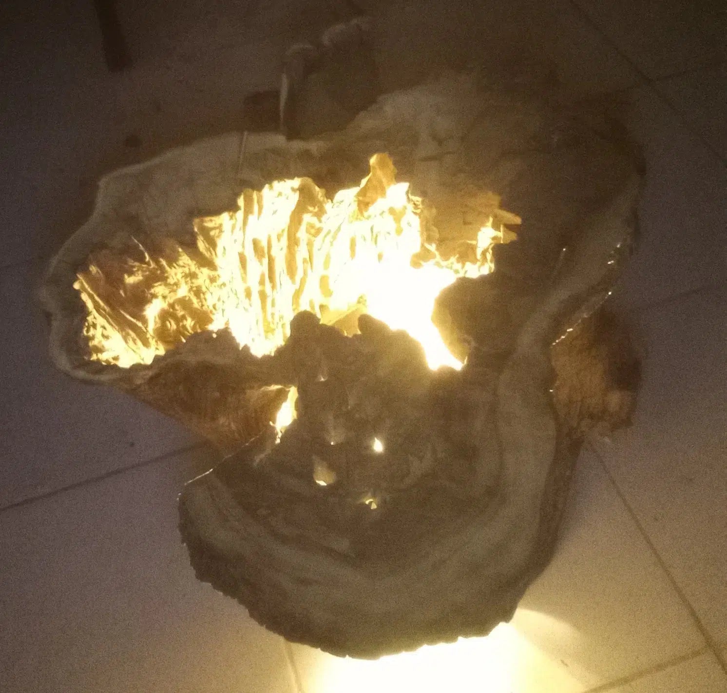 Table Veilleuse Sculptée en Bois Brut et Verre - Éclat Naturel