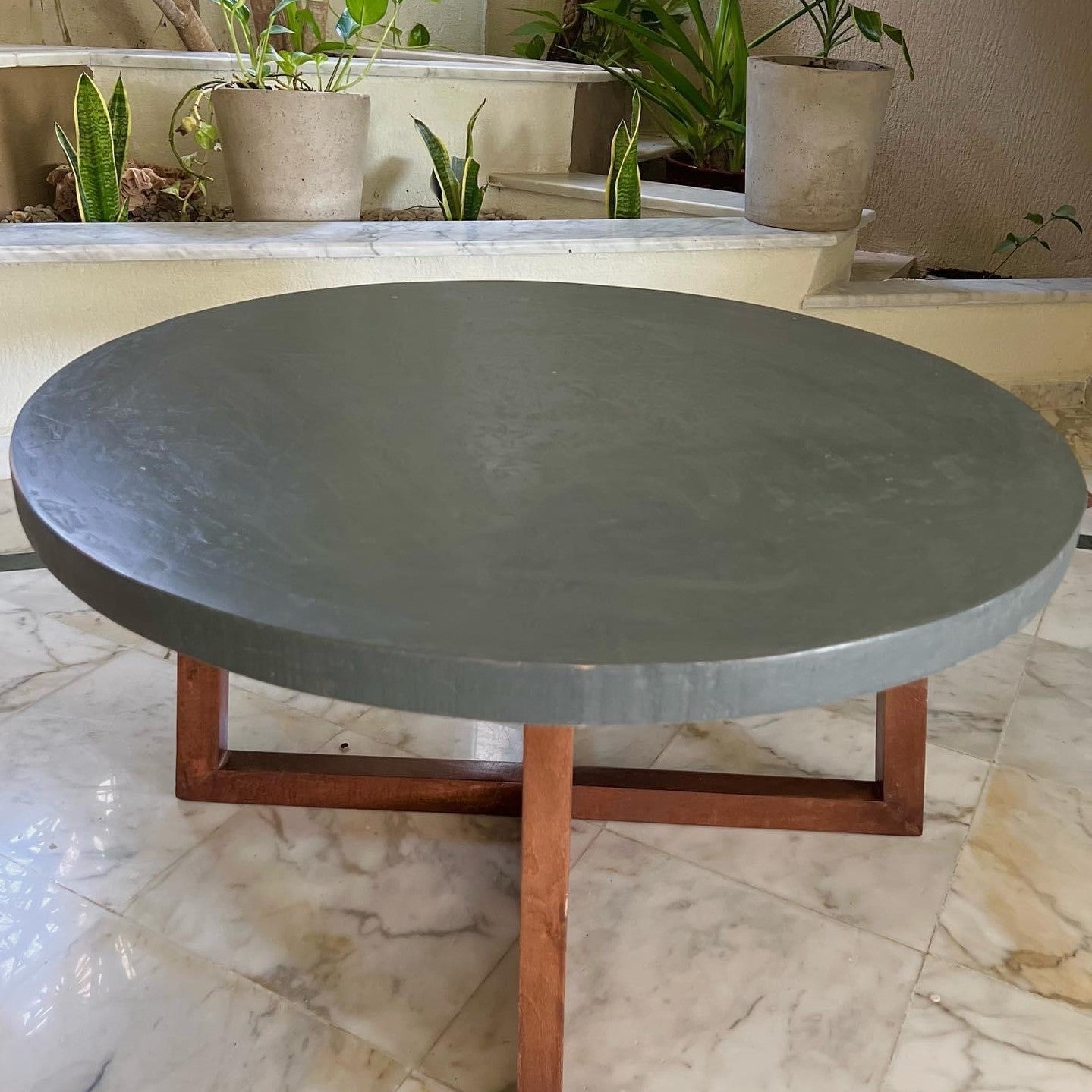 Table ronde Mawenzi en béton ciré et bois massif (80 cm)