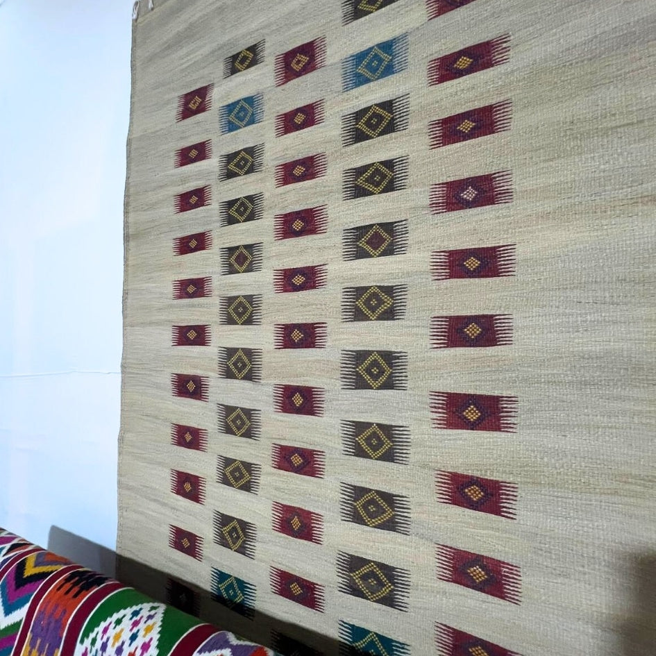 Tapis Traditionnel Écologique avec Motifs Rouges - artisanat Tunisien fait main | ILEYCOM