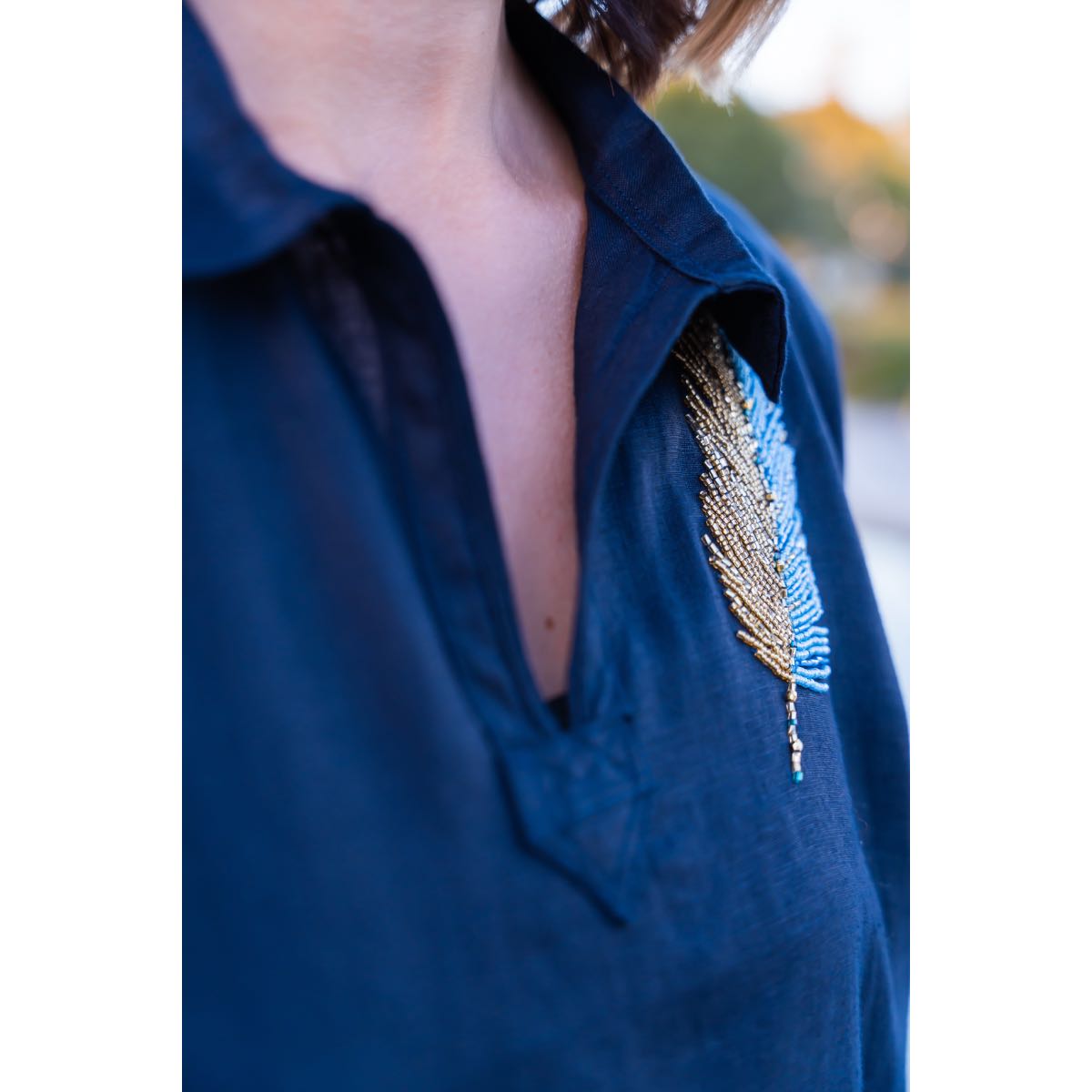 Blouze bleue brodée à la main pour un style unique et chic