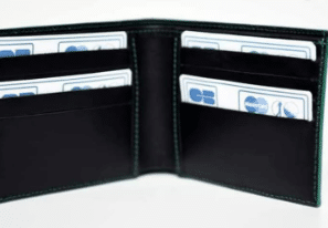 Portefeuille en cuir noir et bordure vert d'eau