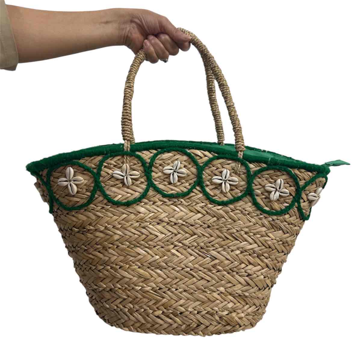 Couffin plage en osier naturel avec coquillages verts