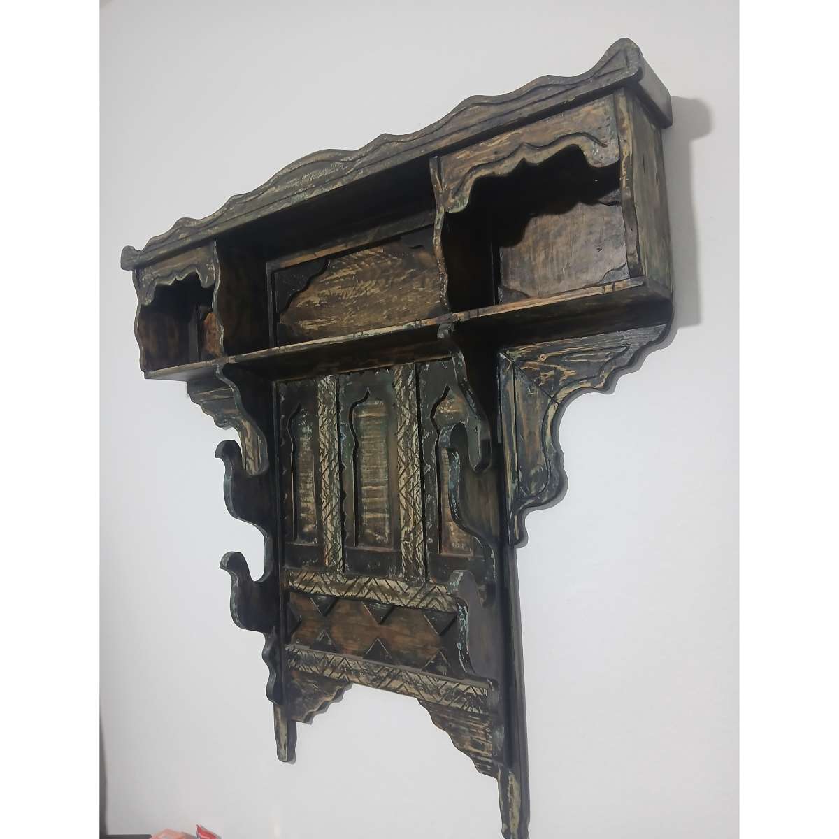 Étagère en bois arabe design unique pour un intérieur raffiné