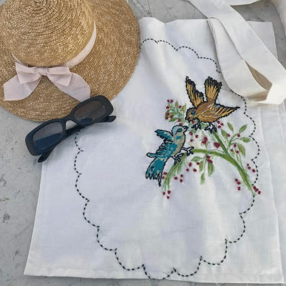 Tote bag blanc avec détails brodés et peints à la main (40 × 50 cm)
