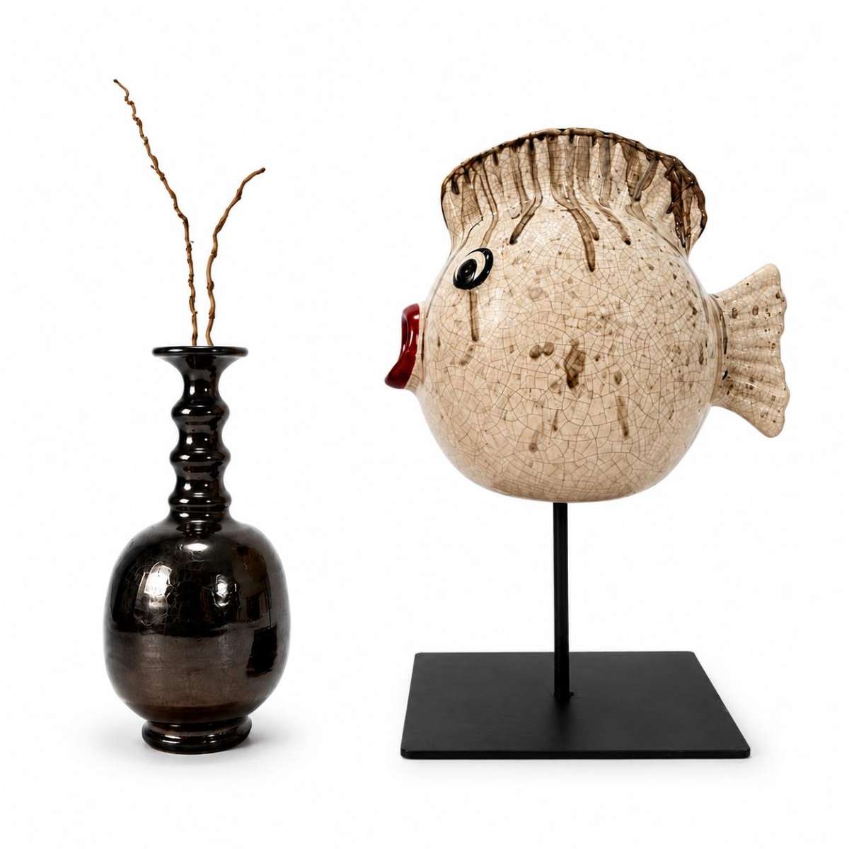 Poisson décoratif en duo avec vase bronze pour déco chic