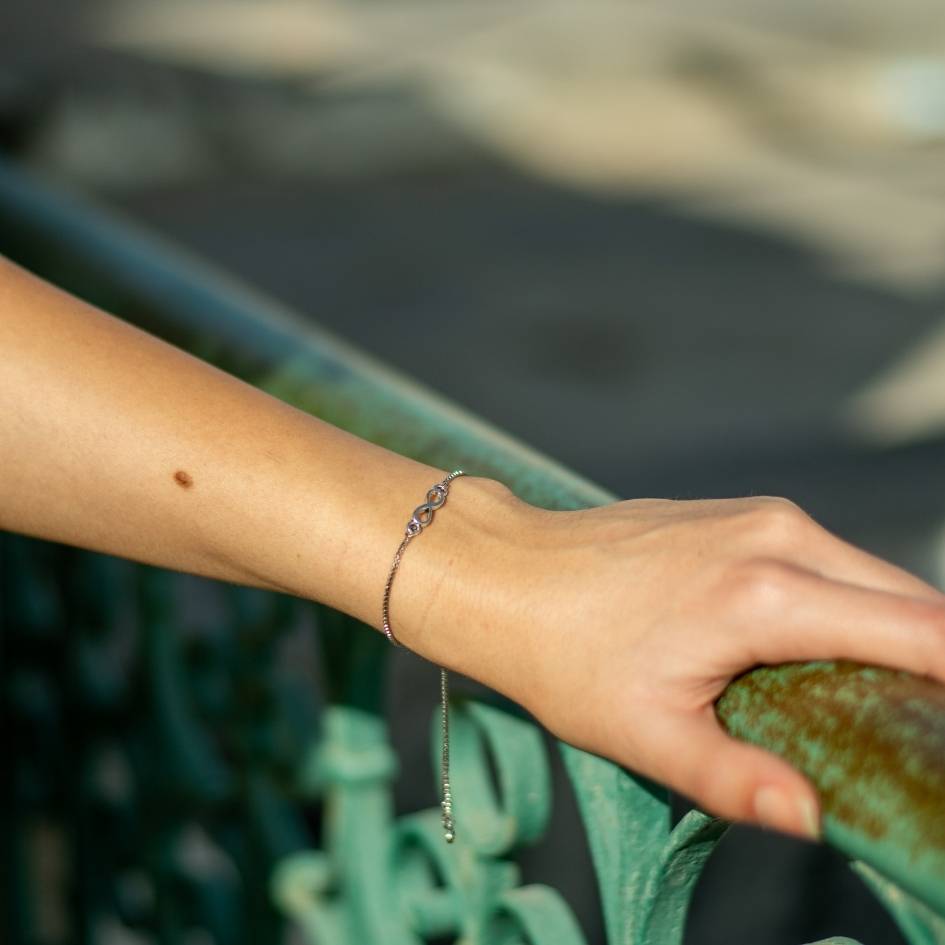 Bracelet infini unisexe en acier inoxydable pour un style éternel