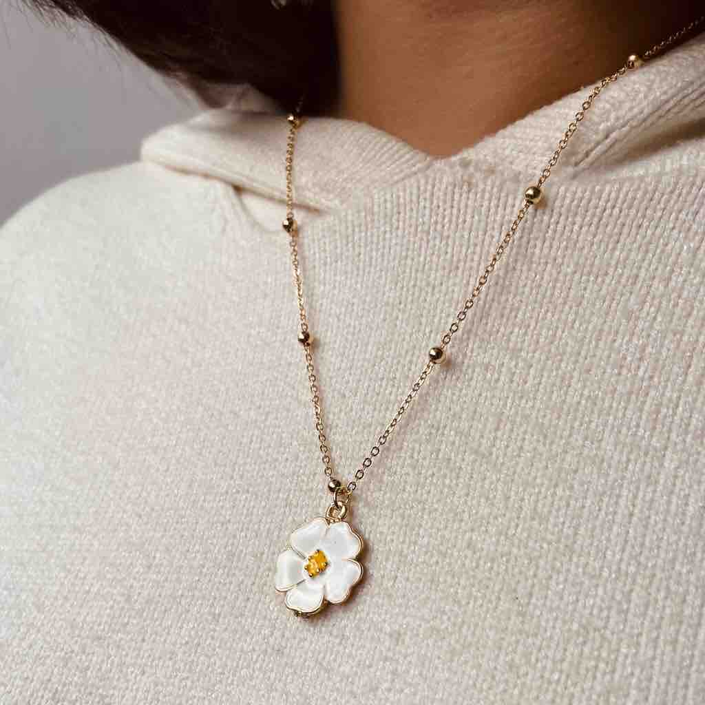 collier fleur blanche et bracelet ajustable doré