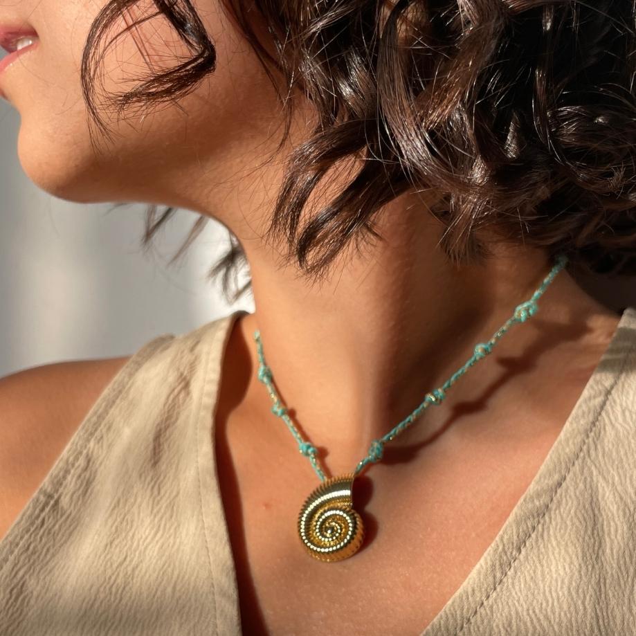 collier coquillage doré artisanal pour un look estival unique