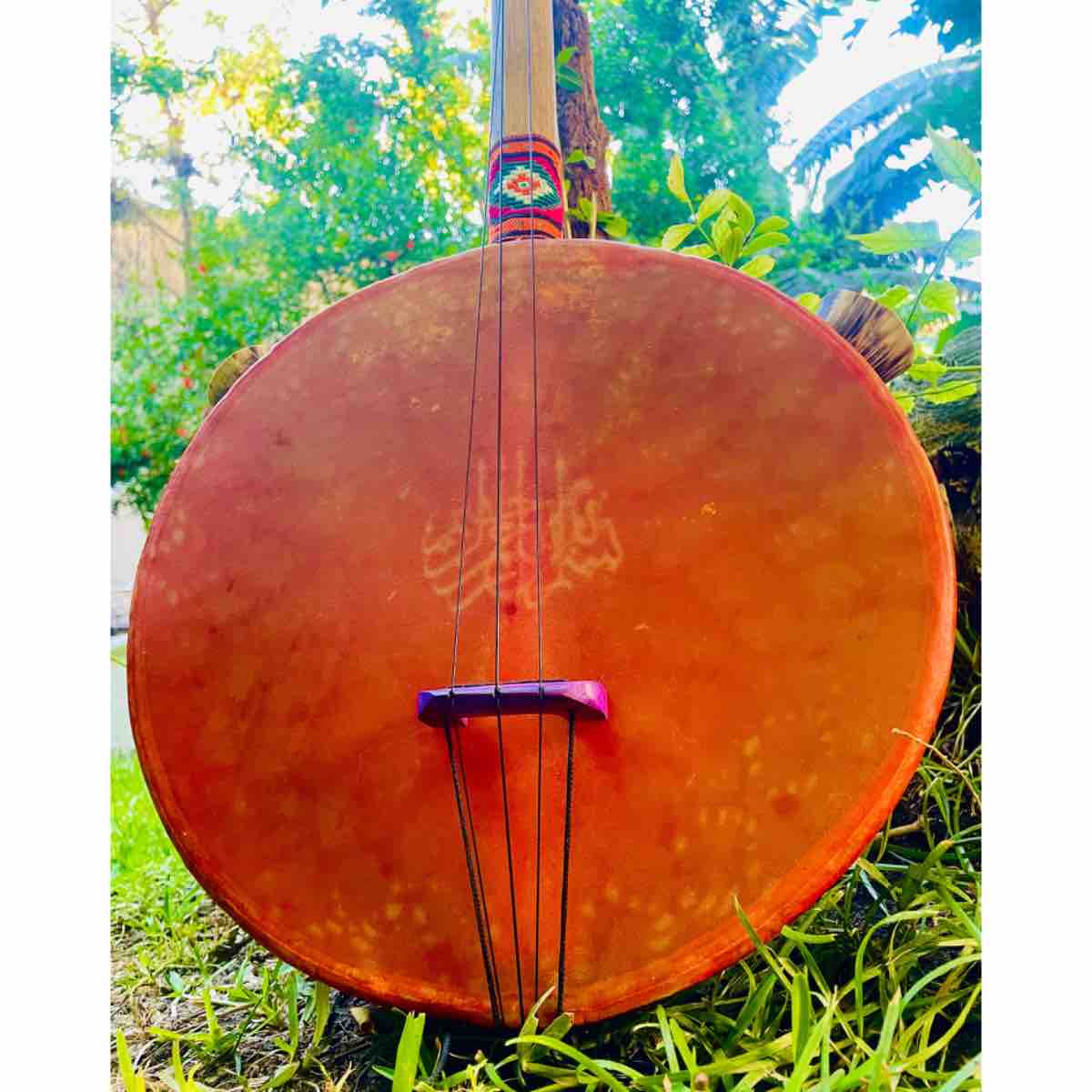 Gombri traditionnel fait main instrument de musique artisanal africain en bois et peau naturelle