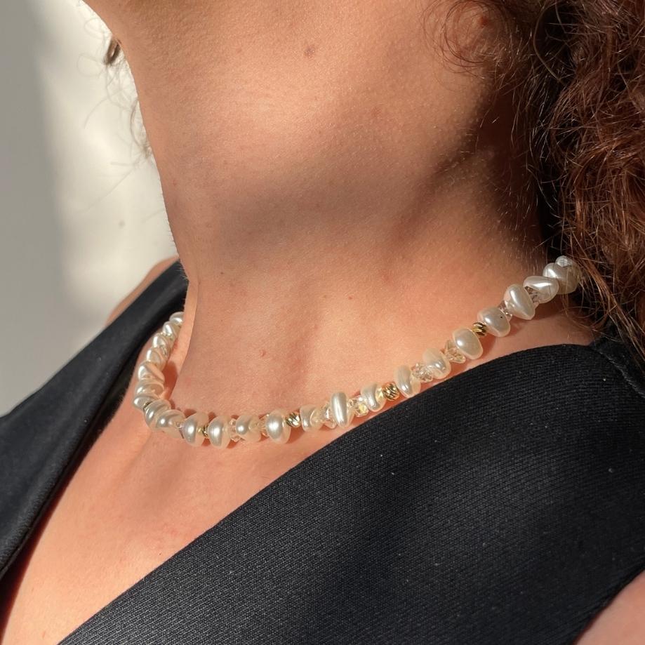 collier perles blanches chic et élégant pour toutes occasions