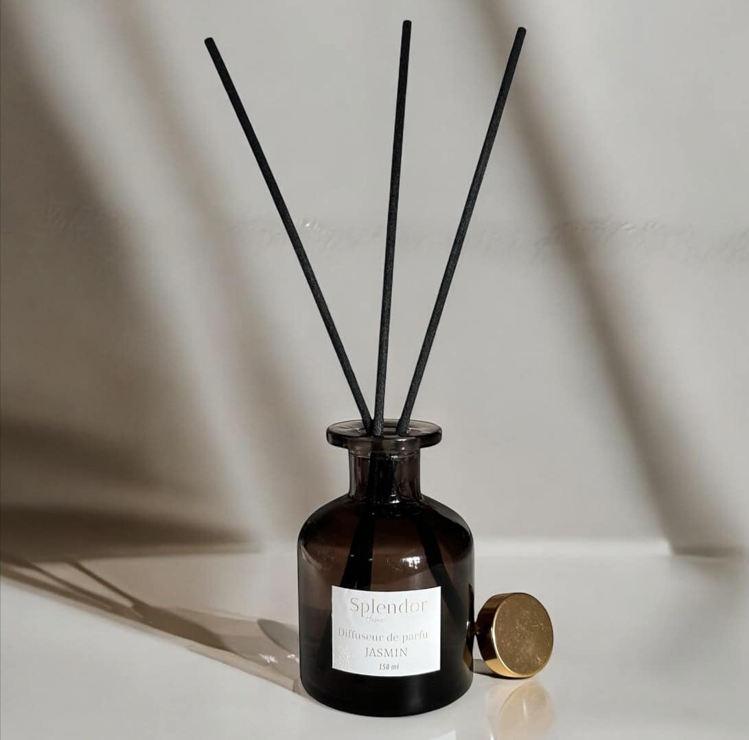 معطر جو للغرف مع أعواد متوفرة بثلاث روائح مختلفة (العود، القطن، الياسمين)