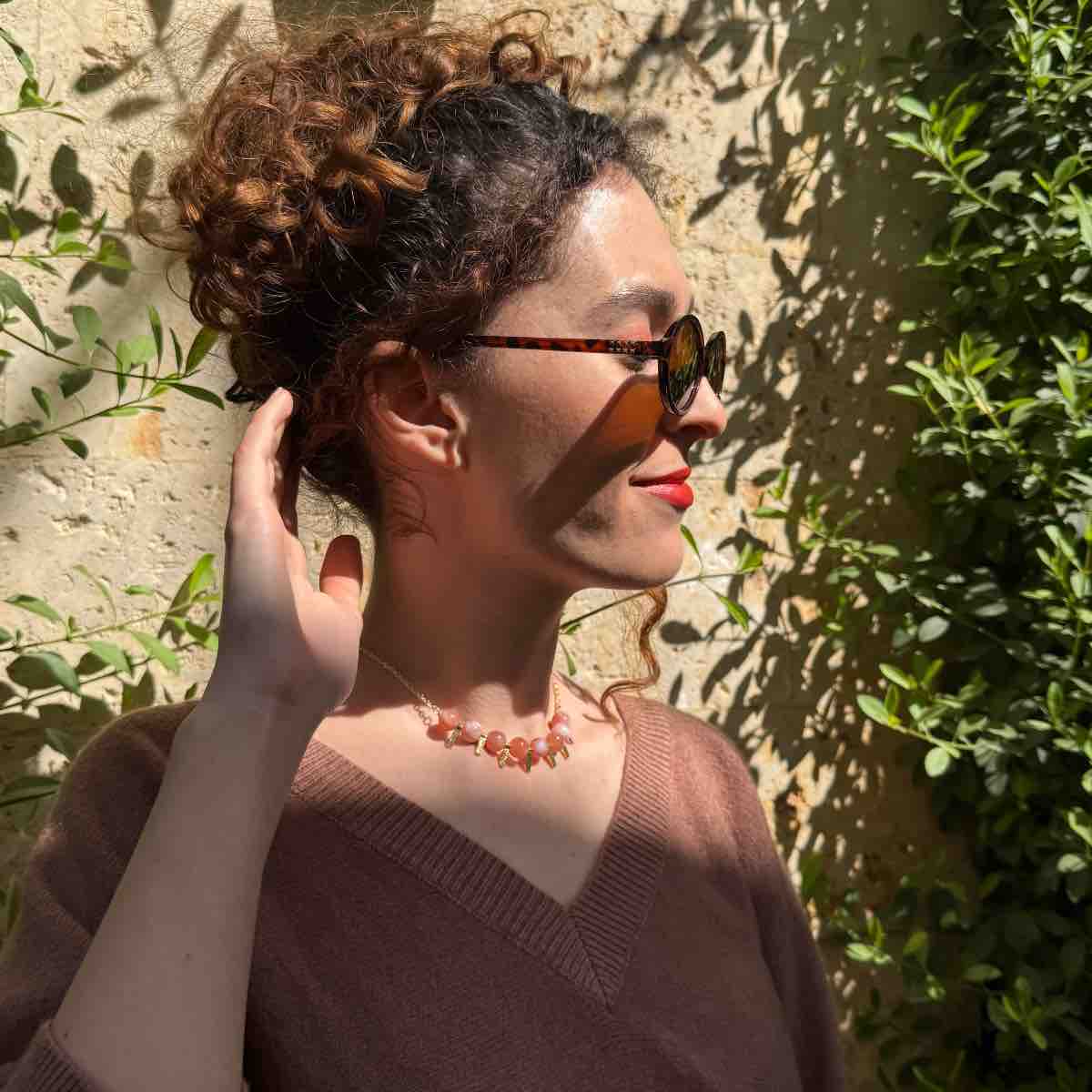 Collier rose en pierre naturelle et charmes dorés