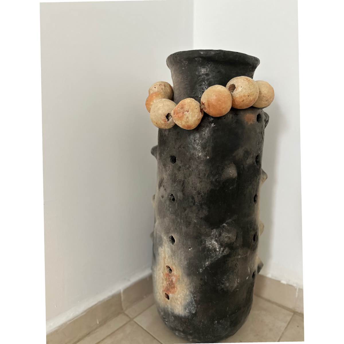 Vase noir élégant 70 cm pour un décor moderne et raffiné