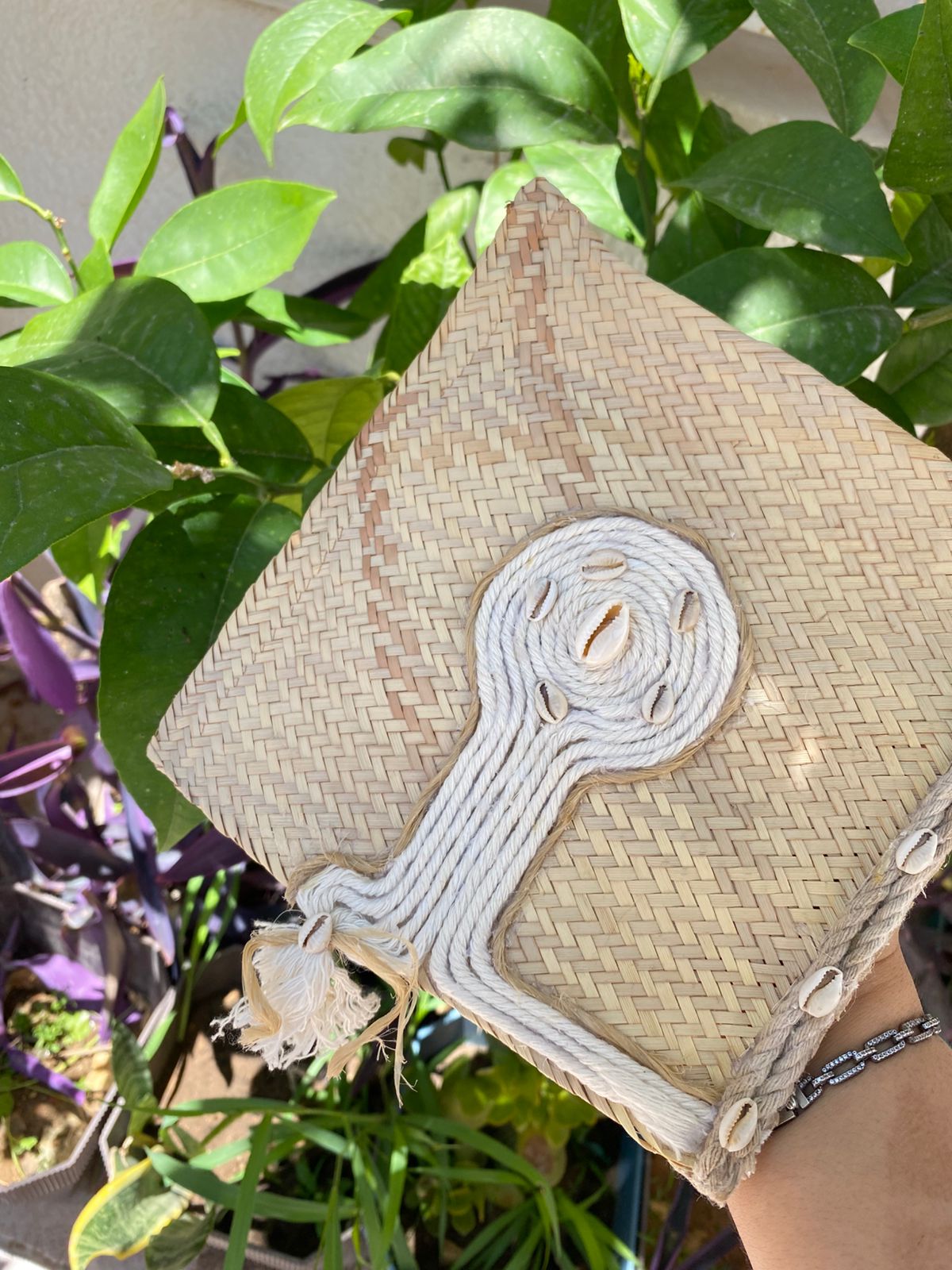 Éventail paille fait main avec coquillage cauris, élégance estivale - artisanat Tunisien fait main | ILEYCOM
