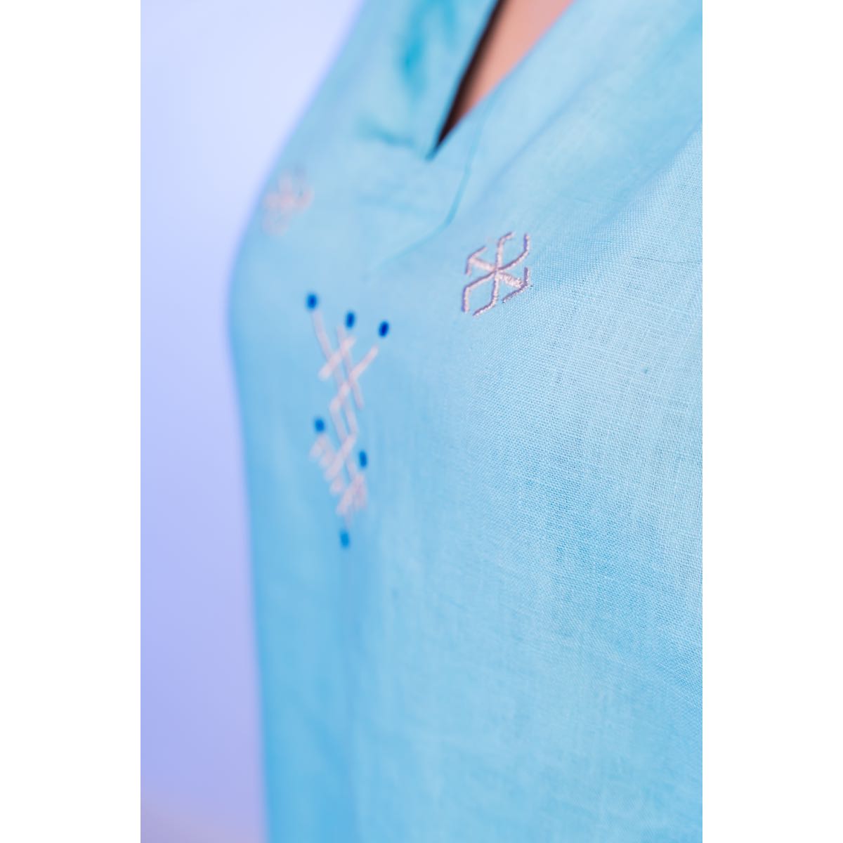 Blouse lin bleu ciel brodée en soie pour un style unique