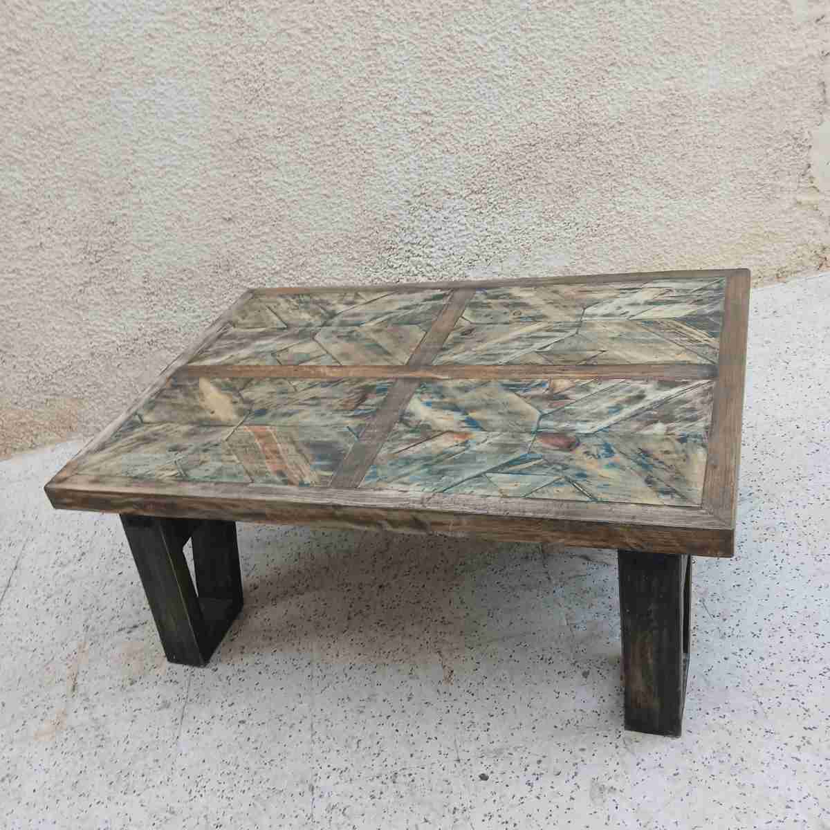 Table basse artisanale élégante pour un salon raffiné