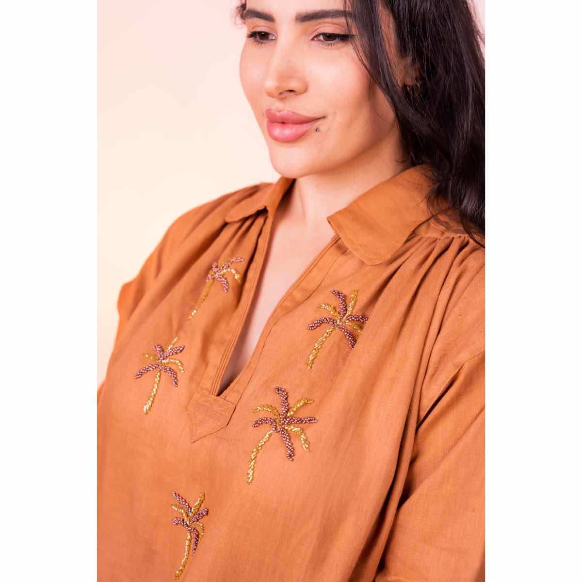 blouza marron brodée à la main pour un style unique et élégant