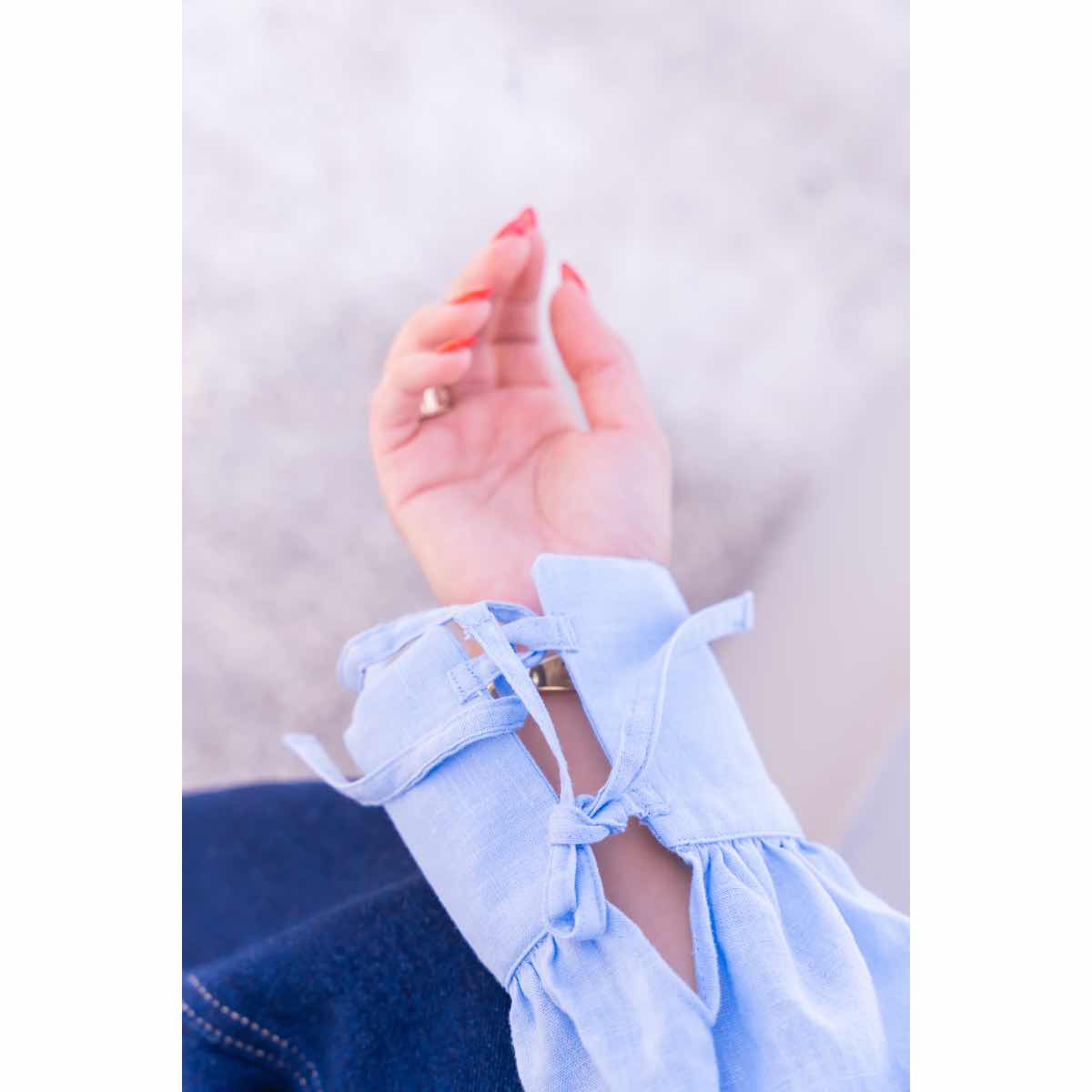 Chemise en bleu ciel brodée à la main - Taille de vêtements M