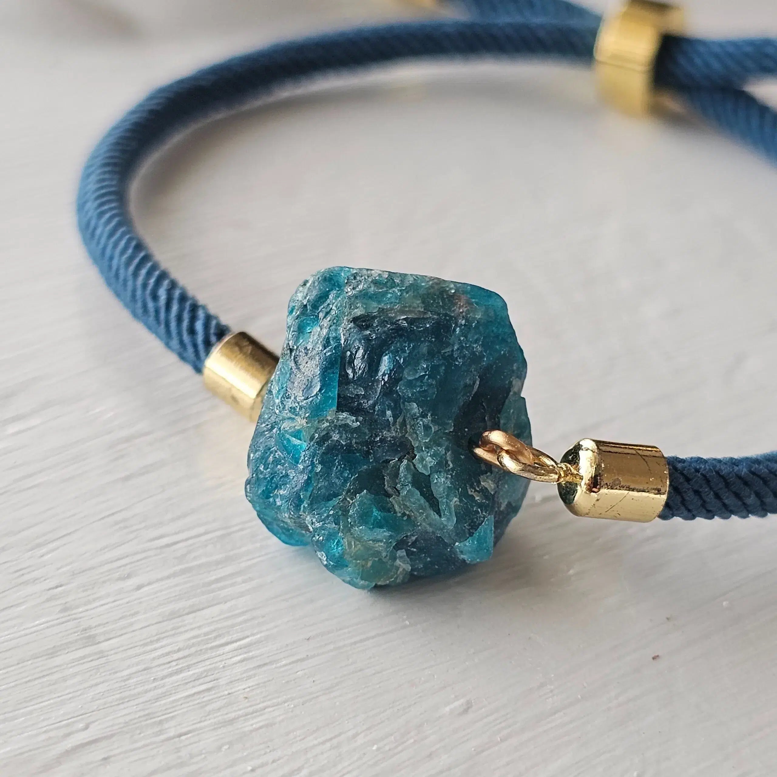 Bracelet apatite bleue brute