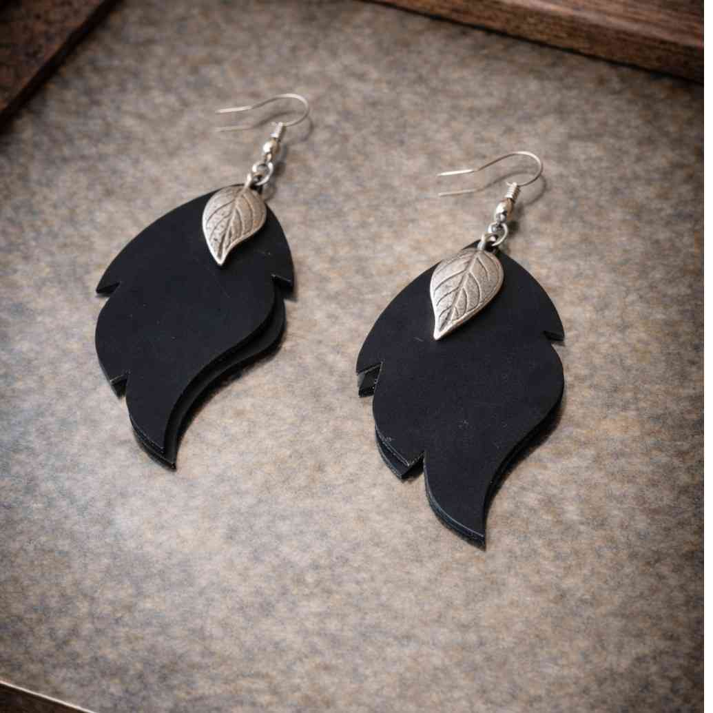Boucles d'oreilles feuille cuir noir vernis chic et tendance