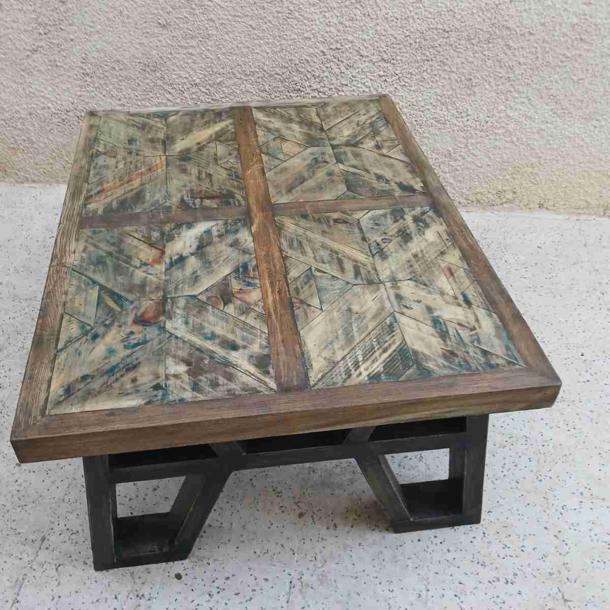 Table basse artisanale élégante pour un salon raffiné
