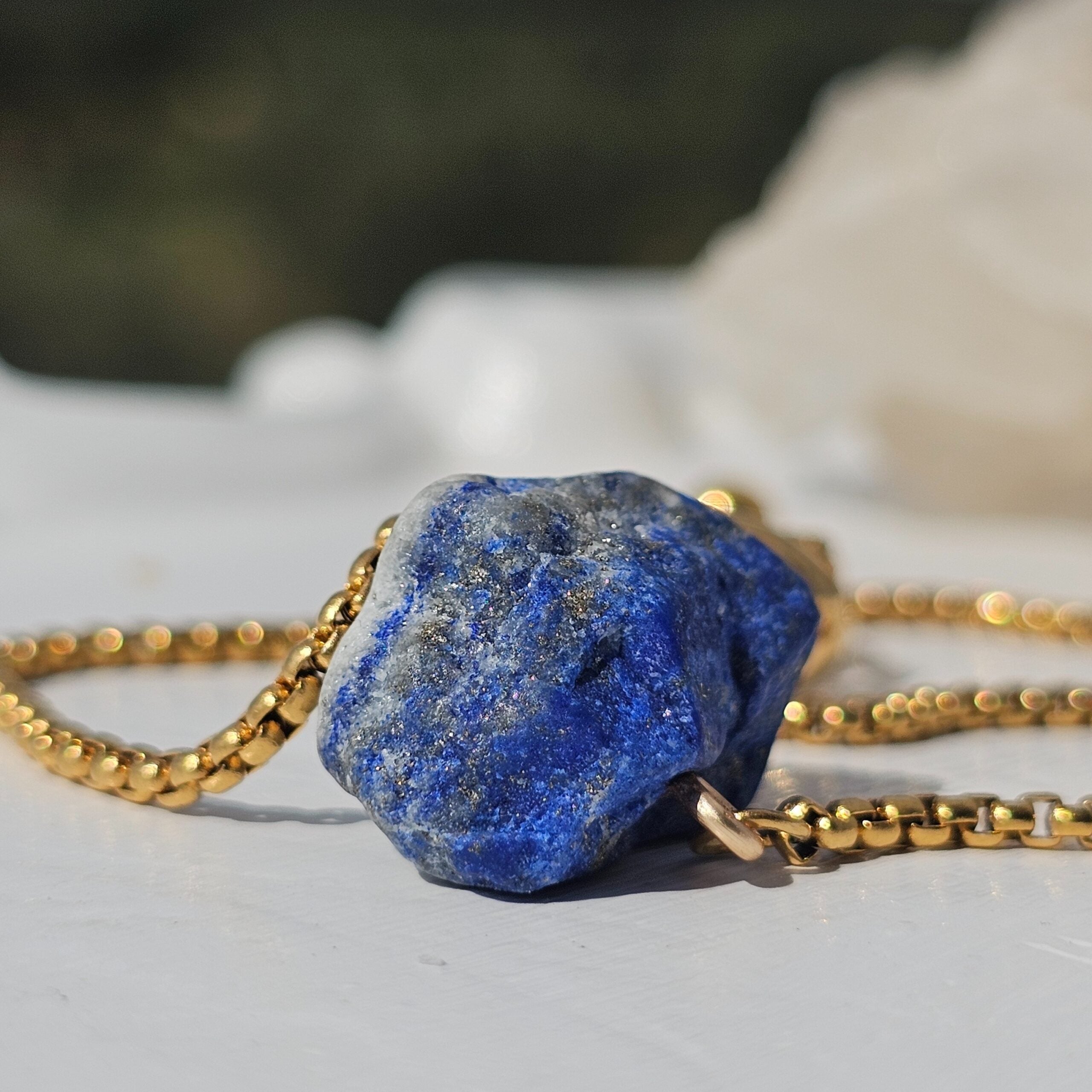 Bracelet Doré avec Lapis Lazuli Brut - Élégance et Équilibre