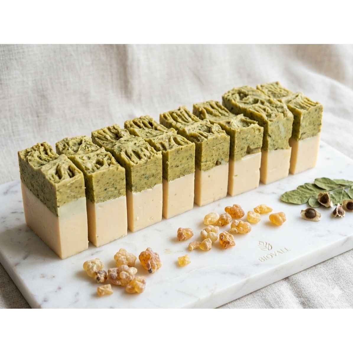 savon antirides purifiant au moringa et oliban pour une peau radieuse