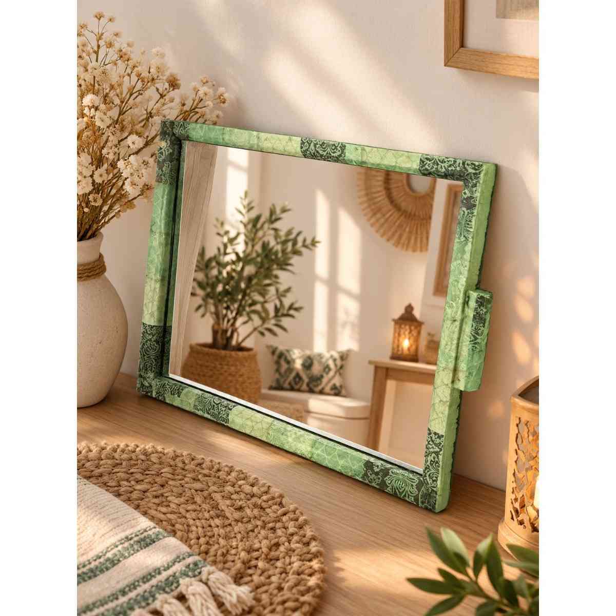 Plateau vert artisanal avec miroir design arabesque élégant