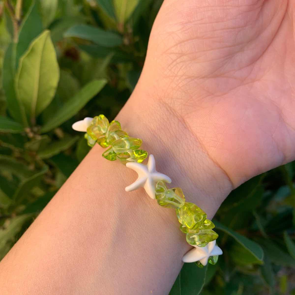 Des bracelets en pierres semi précieuses de la marque Artemis.tn - Couleur Bleu roi/ vert / rose / bleu ciel /