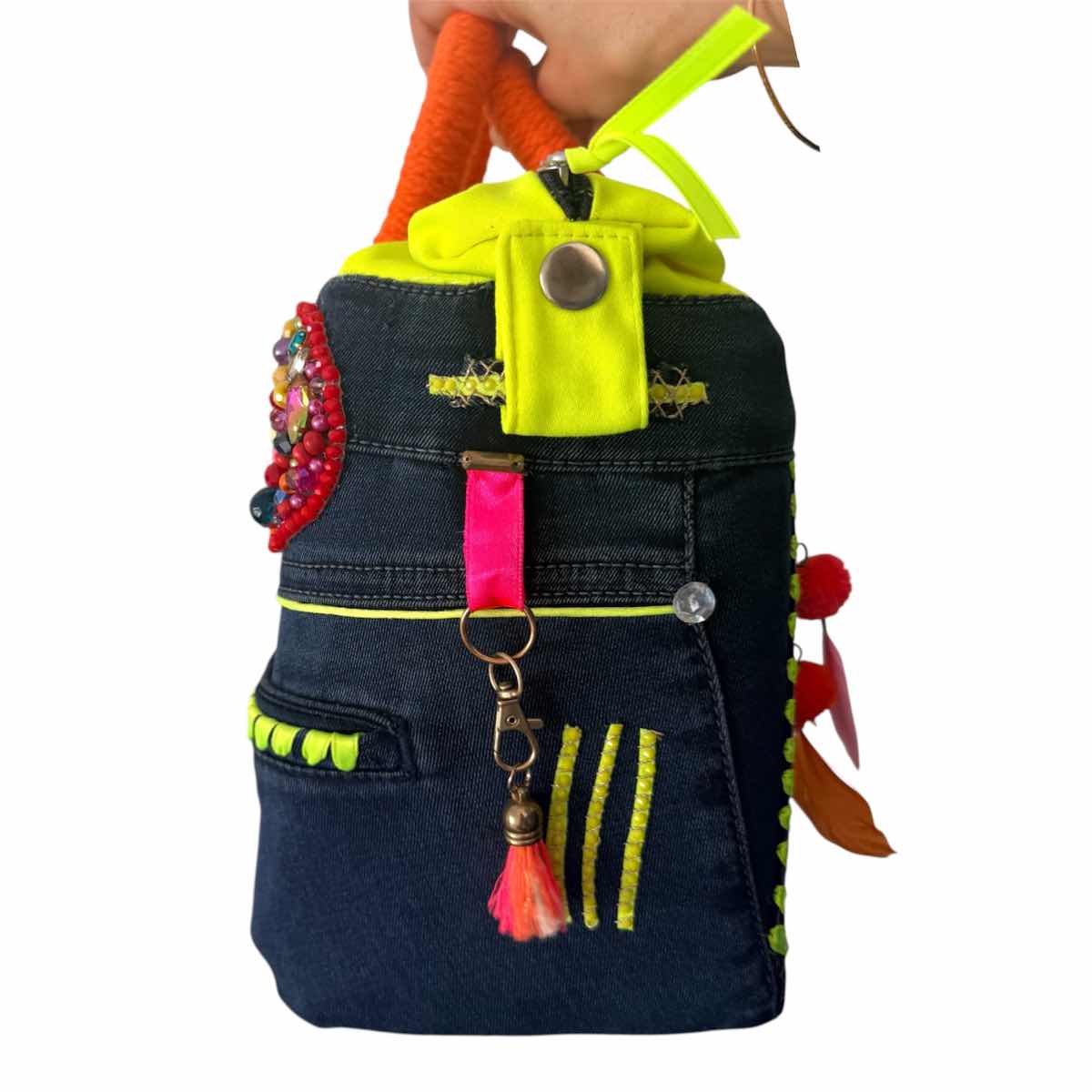Sac fluo unique en jean recyclé pour un style éclatant