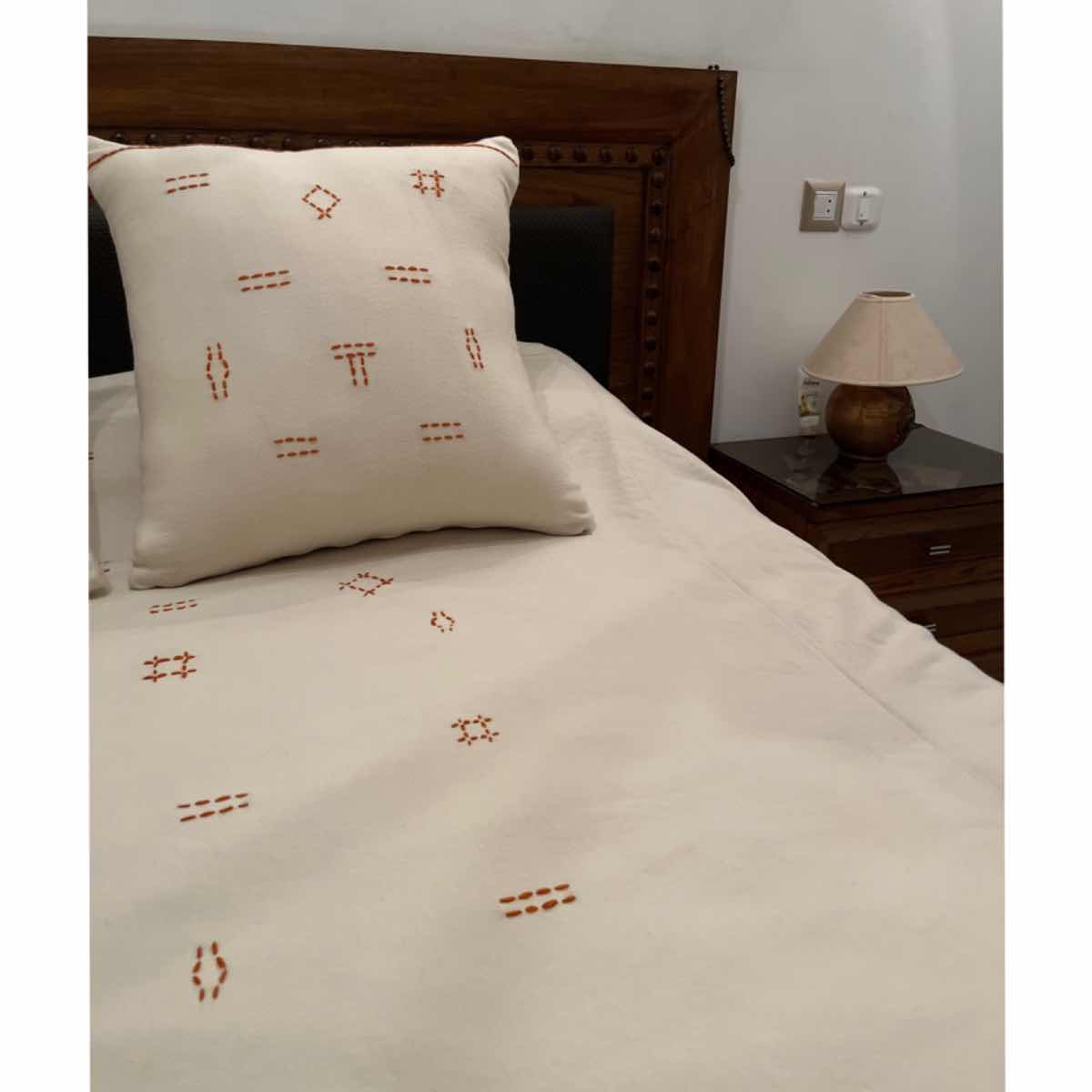 Couvre-lit 2 Places 100% Laine Brodé Main – Motifs Berbères Orange sur Écru + 2 Coussins 60x60 cm