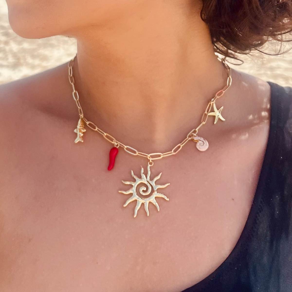 Collier soleil unique avec charmes étoile poisson et coquillages