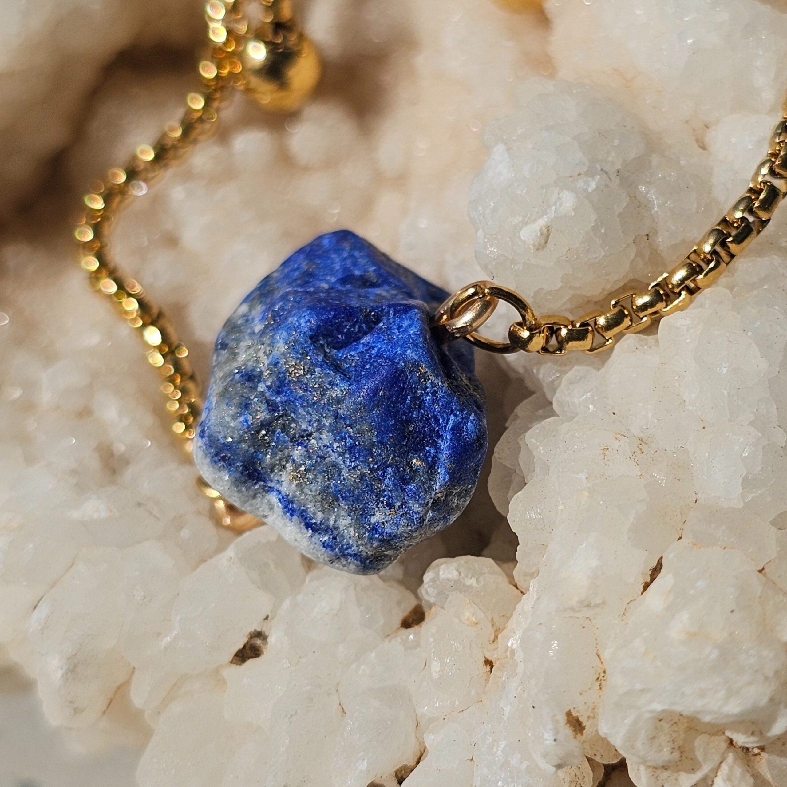Bracelet Doré avec Lapis Lazuli Brut - Élégance et Équilibre