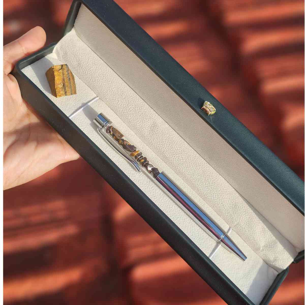 stylo œil de tigre luxe avec pierre brute pour une écriture unique