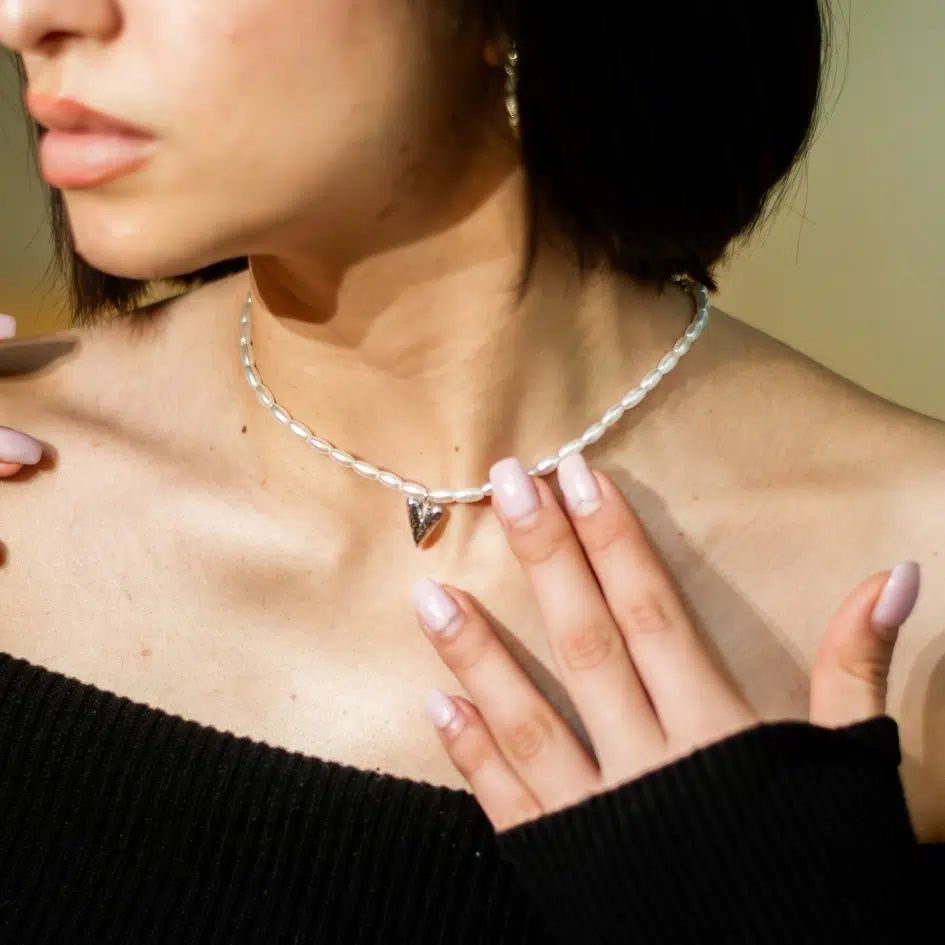 Collier artisanal en perles d'eau douce avec pendentif cœur